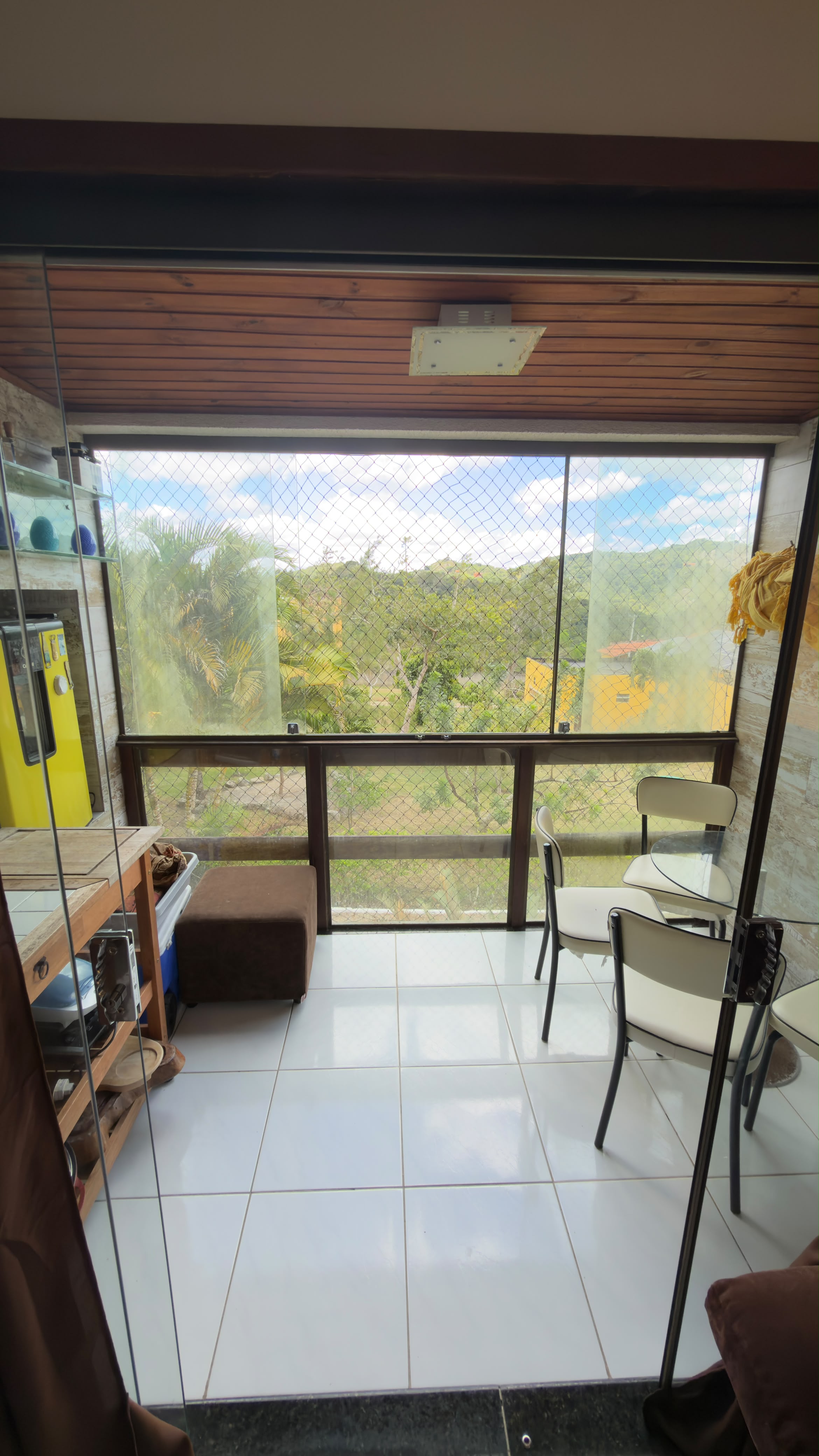 Varanda do flat com vista para o verde